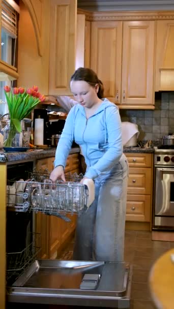 Hausarbeit Konzept Hausfrau Die Saubere Teller Aus Der Spülmaschine Holt — Stockvideo