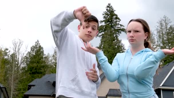 Kinderen Tieners Zijn Ontevreden Shock Show Duimen Naar Beneden Expressie — Stockvideo