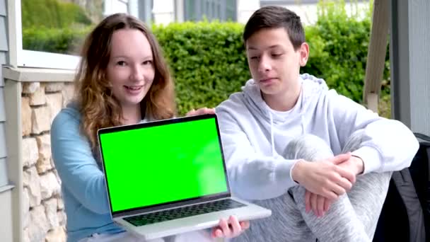 Poważne Nastolatki Stoją Laptopem Plecakiem Torba Szkolna Pokazać Zielony Ekran — Wideo stockowe