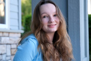 Güzel, güneşli bir kız portresi. Gülen kız yüksek kaliteli fotoğraf