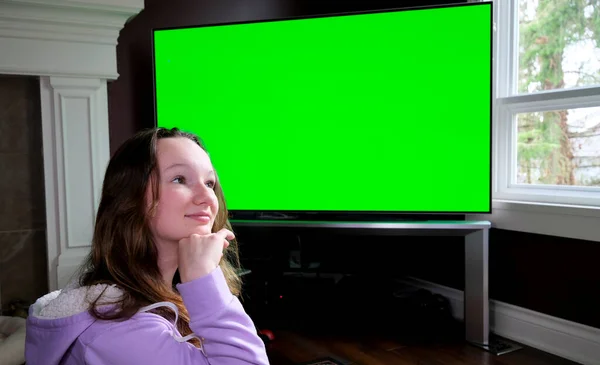 Nastolatek Dziewczyna Siedzi Podziwem Przed Duży Zielony Chroma Klucz Telewizor — Zdjęcie stockowe