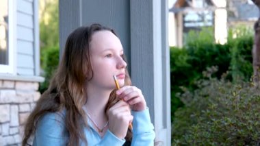 Genç erkek öğrenci, kampüste derslere hazırlanırken taşınabilir ağ kitabından bilgi yazıyor. Kafede otururken dizüstü bilgisayarda çalışan hipster bir adam.