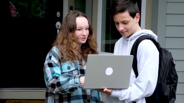 Αγόρι Δείχνει Κάτι Στο Laptop Του Κοριτσιού Διορθώνει Λάθη Χαμογελάει — Αρχείο Βίντεο