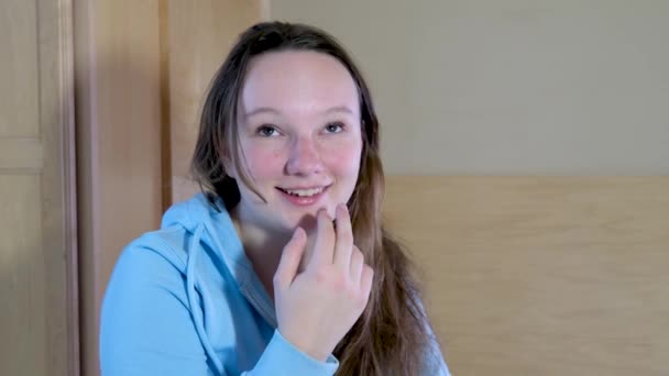 Rascarse Nariz Labio Superior Pensando Chica Sonriente Sentado Pecas Habitación — Vídeos de Stock