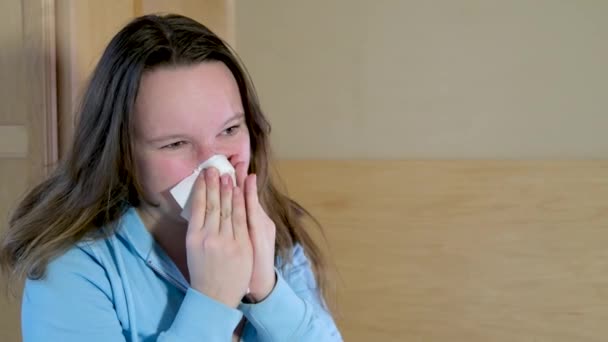 Mujer Joven Enferma Sentada Casa Con Nariz Mocosa Imágenes Alta — Vídeos de Stock