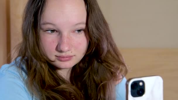 Jeune Femme Sérieuse Utilisant Smartphone Moderne Regardant Écran Dans Salle — Video