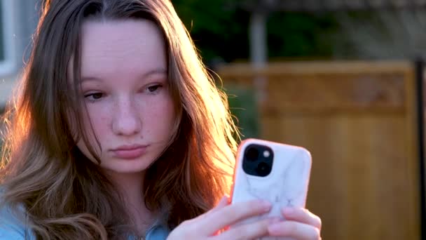 Jovencita Seria Usando Teléfono Inteligente Moderno Mirando Pantalla Baño Tecnología — Vídeos de Stock