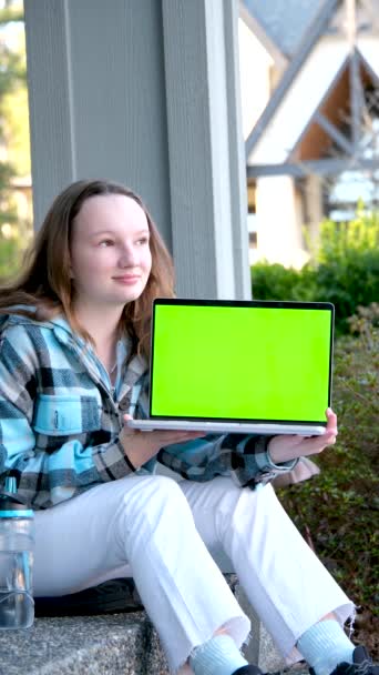 年轻女子频道冲浪电视绿色屏幕 年轻女人在大屏幕电视上更换频道 绿色画面 高质量的 — 图库视频影像
