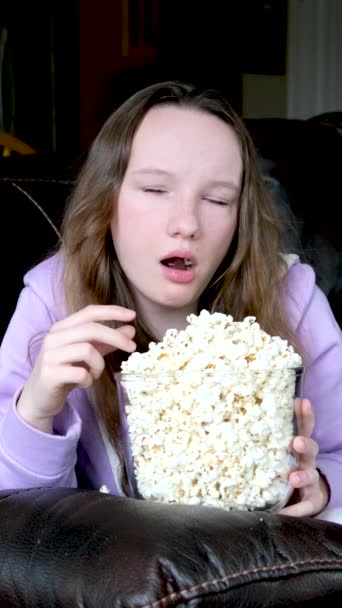 Podekscytowany Zaskoczony Zaskoczony Nastolatek Piękne Białej Dziewczyny Oglądania Telewizji Jedzenie — Wideo stockowe