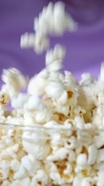 Een Meisje Giet Popcorn Een Glazen Schaal Tegen Achtergrond Van — Stockvideo