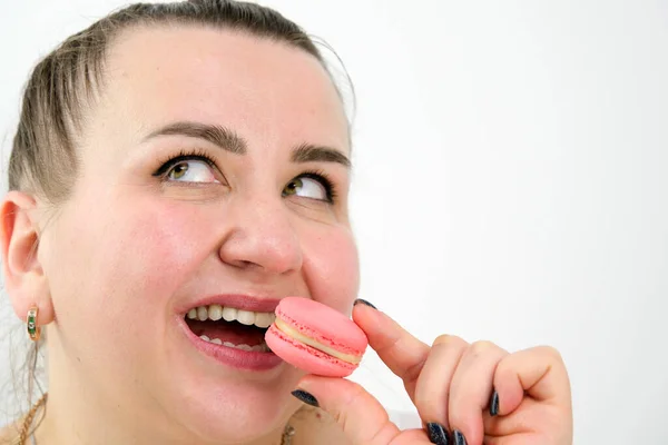 Beyaz Arka Planda Kurabiye Yiyen Mutlu Tatmin Olmuş Bir Kadın — Stok fotoğraf