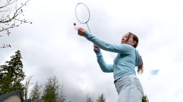 Kinderen Tieners Jongens Meisje Spelen Badminton Straat Tegen Hemel Kersenbloesems — Stockvideo