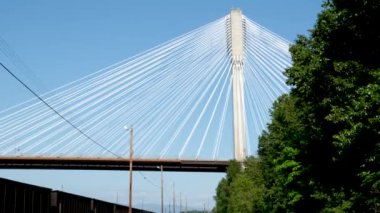 BC 'de Fraser Nehri üzerinde Kanada Port Mann Köprüsü. Aşağıdan yukarıya uzanan ilginç köprü görüntüleri. Güzel beyaz kablolar.