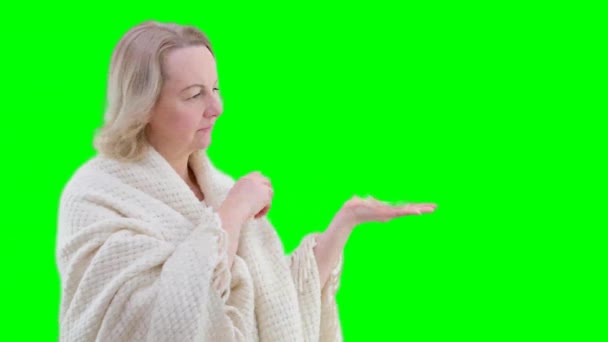 Een Vrouw Een Ruit Houdt Haar Hand Een Witte Achtergrond — Stockvideo