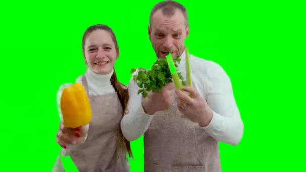 Πανό Για Παντοπωλείο Διαφήμιση Λαχανικών Φρούτα Δύο Άτομα Ποδιές Χαμογελώντας — Αρχείο Βίντεο