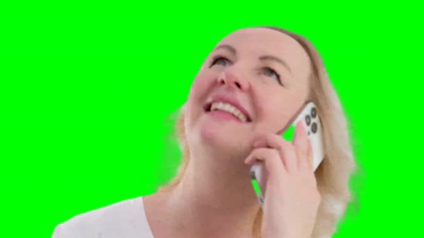 Mujer Rubia Bonita Escuchando Una Llamada Teléfono Móvil Sonriendo Cabeza — Vídeos de Stock