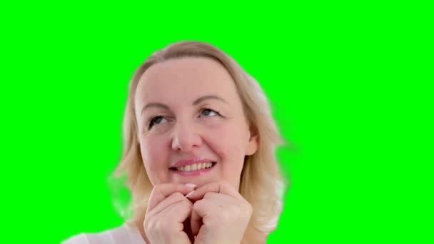 Vacker Medelålders Kvinna Väntar Gåva För Semester Hon Vikta Händerna — Stockvideo