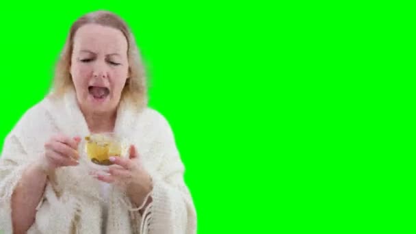 Обжечь Руку Чаем Средних Лет Женщина Клетчатой Пытается Пить Чай — стоковое видео