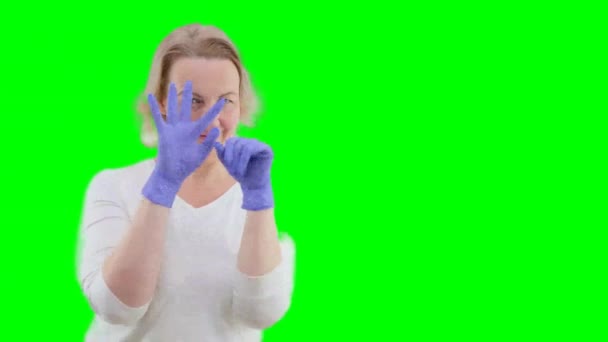 青いライラック手袋の女性手を振ってアブラカドラは何かが付属しています彼女の頬の近くに指を保持していますテキスト広告のためのアイデアの場所を持っているふり問題を解決する方法美しい — ストック動画