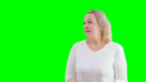 Žena Středního Věku Přemýšlivým Gestem Stojící Nad Bílým Pozadím Vysoce — Stock video