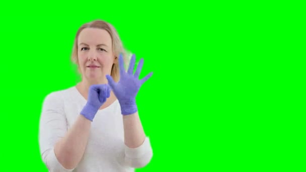 Kvinna Handskar Kommer Upp Och Börjar Vifta Med Händerna Framför — Stockvideo