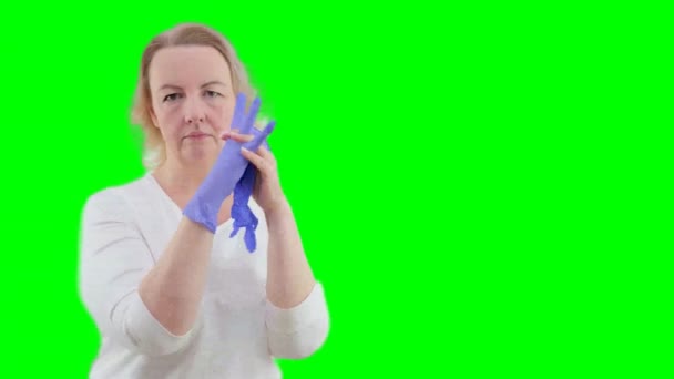 Mulher Branco Coloca Luvas Azuis Mostra Língua Ela Sorri Ela — Vídeo de Stock