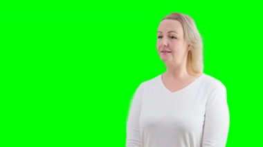 Kadın iç geçiriyor omuz silkiyor saçlarını düzleştiriyor neşeli bir şekilde gülümsüyor. Geleceğe doğru boş bir alana bakıyor.