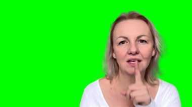 Beyaz ceketli, sarışın, orta yaşlı, yetişkin bir kadın. Sessiz ol, konuşma. Kapa çeneni.