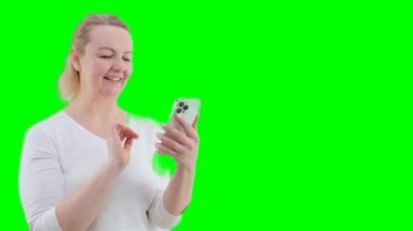 İş, şirket, teknoloji ve insan konsepti. Ofisinde akıllı telefonu olan mutlu bir iş kadını. Yüksek kalite 4k görüntü