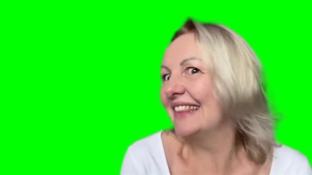 Blond Žena Dívá Pryč Otáčí Hlavu Rámu Nemá Make Bílé — Stock video