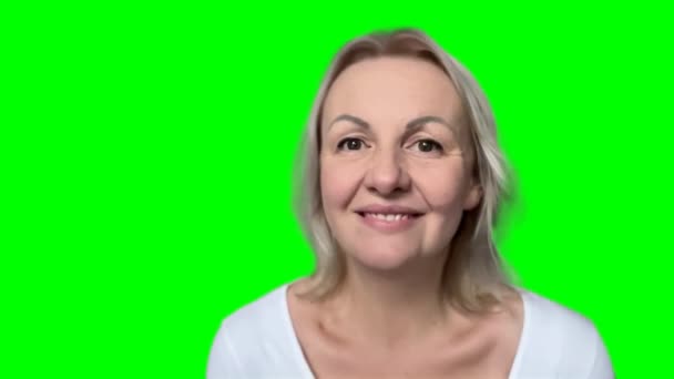 Ευτυχισμένη Ώριμη Ξανθιά Κυρία Που Κάθεται Στον Καναπέ Κρατώντας Βιντεοκλήση — Αρχείο Βίντεο