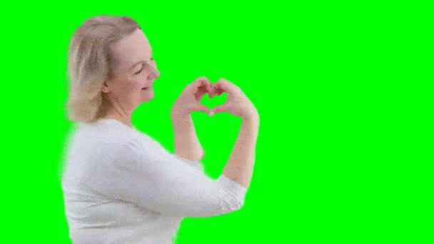 Mulher Adulta Camisola Branca Faz Coração Com Mãos Estúdio Fundo — Vídeo de Stock