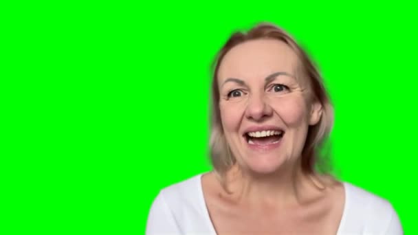 Kvinde Modtager Gode Nyheder Åbning Hendes Mund Øjne Bred Klapper – Stock-video