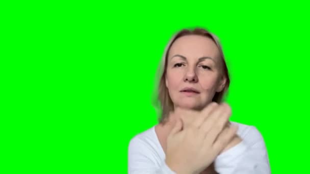 Dorosła Blondynka Rozprowadza Krem Nawilżający Dłoniach Koncepcja Nawilżające Zapobiegające Starzeniu — Wideo stockowe