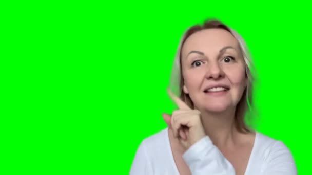 Ενηλίκων Ξανθιά Γυναίκα Διαφημίζει Κάτι Δείχνει Προς Πλάγια Δάχτυλά Της — Αρχείο Βίντεο