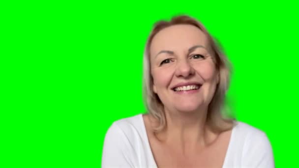 Mulher Adulta Sorri Para Encolhe Ombros Balança Cabeça Felicidade Puxa — Vídeo de Stock