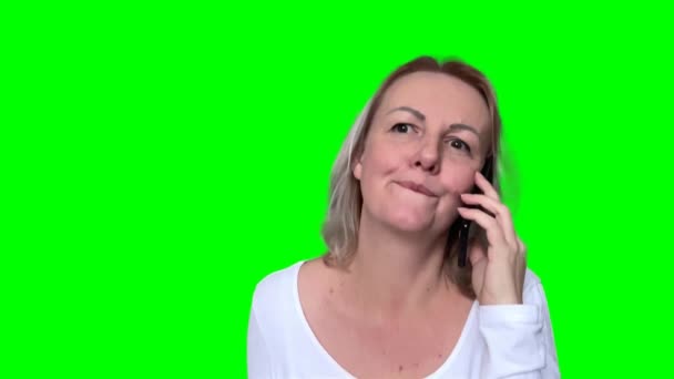Vuxen Kvinna Med Blont Hår Blå Klänning Står Med Mobiltelefon — Stockvideo