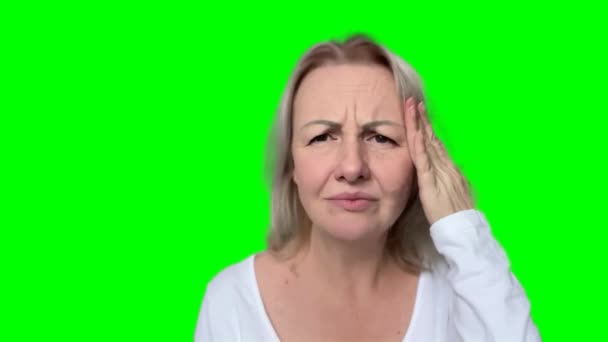 需要度假和旅行的女孩头疼药物工作室有地方给你提供治疗偏头痛的课本 — 图库视频影像