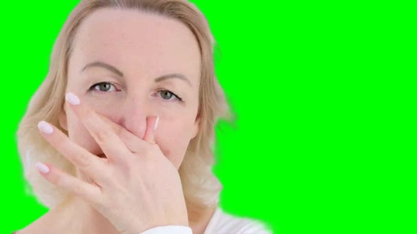Аллергия Насморк Сезонная Атака Женщина Вытирает Нос Рукой Белом Фоне — стоковое видео
