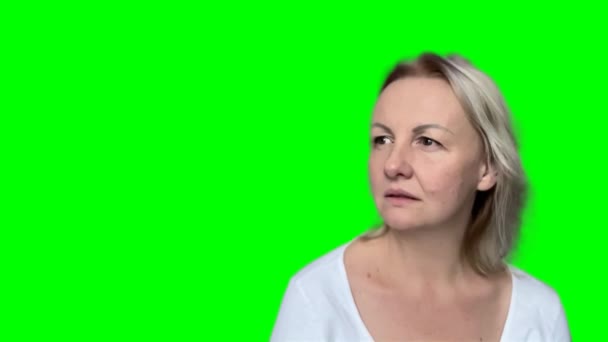 Wanita Pirang Dewasa Mendengarkan Dengan Seksama Dan Mengangguk Kepala Anda — Stok Video