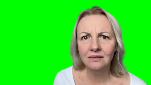 Vrouw Toont Haar Vinger Aan Kant Heel Boos Niet Begrijpt — Stockvideo