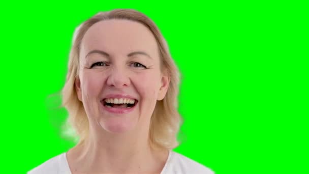 Ansikte Medelålders Kvinna Med Blont Hår Vit Bakgrund Närbild Hon — Stockvideo