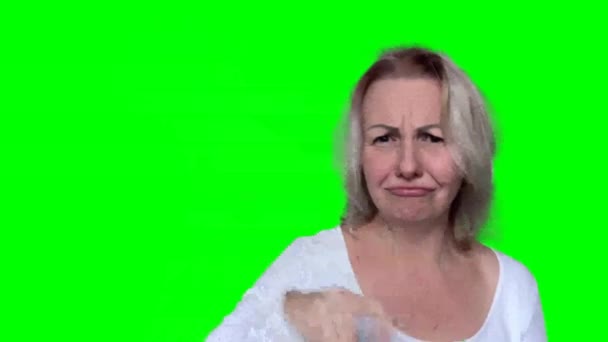 Алергія Холодний Нежить Жінка Отримує Багато Серветок Виглядає Незадоволеною Камері — стокове відео