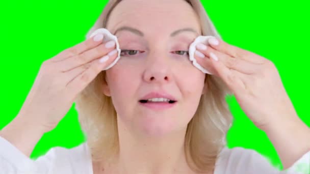 Mujer Usando Dos Almohadillas Algodón Quita Rímel Sus Ojos Para — Vídeos de Stock