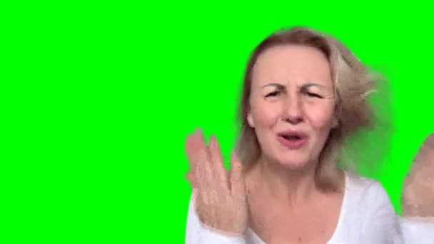 Γυναίκα Ορκίζεται Και Κουνάει Κεφάλι Της Δεν Ρίχνει Χέρια Ουρλιάζει — Αρχείο Βίντεο
