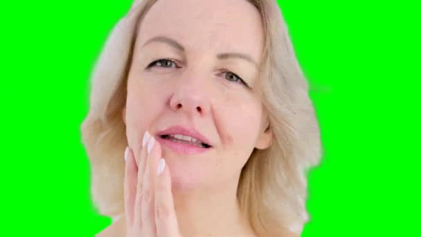 Feliz Mediana Edad Mujer Madura Tocando Piel Facial Mirando Cámara — Vídeos de Stock