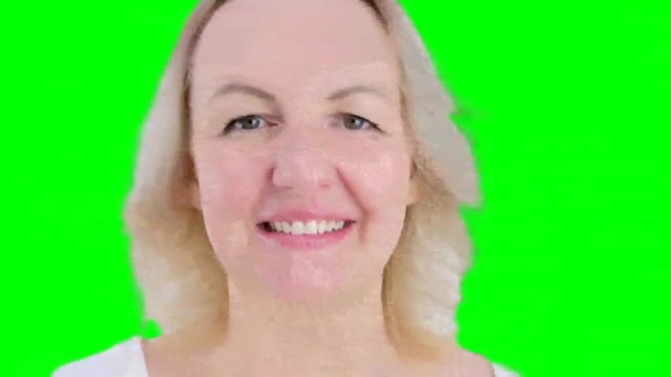 Gießen Mikelloses Wasser Auf Baumwollschwamm Frau Ein Wattepad Mit Make — Stockvideo