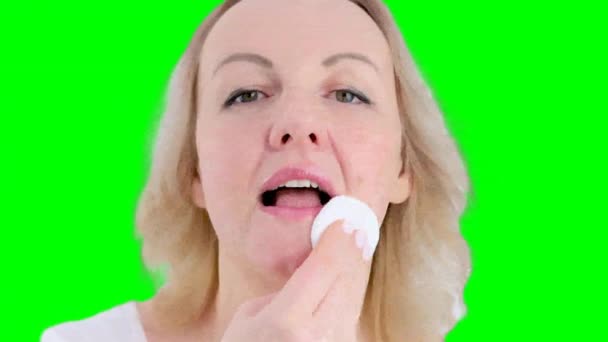 Krásná Puberťačka Umývá Make Otírá Obličej Kosmetiky Používá Vatový Polštářek — Stock video