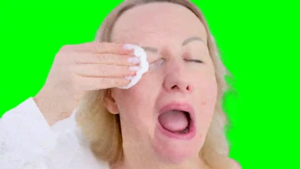 Frau Entfernt Fälschlicherweise Schminke Hart Auf Ihrem Gesicht Mit Einem — Stockvideo
