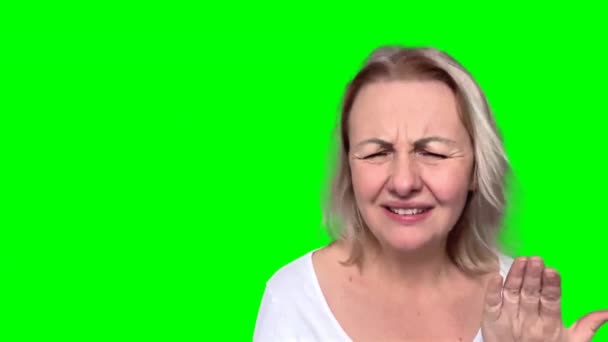 Vrouw Ongelukkig Vraagt Wat Kijkt Naar Camera Zwaait Met Haar — Stockvideo